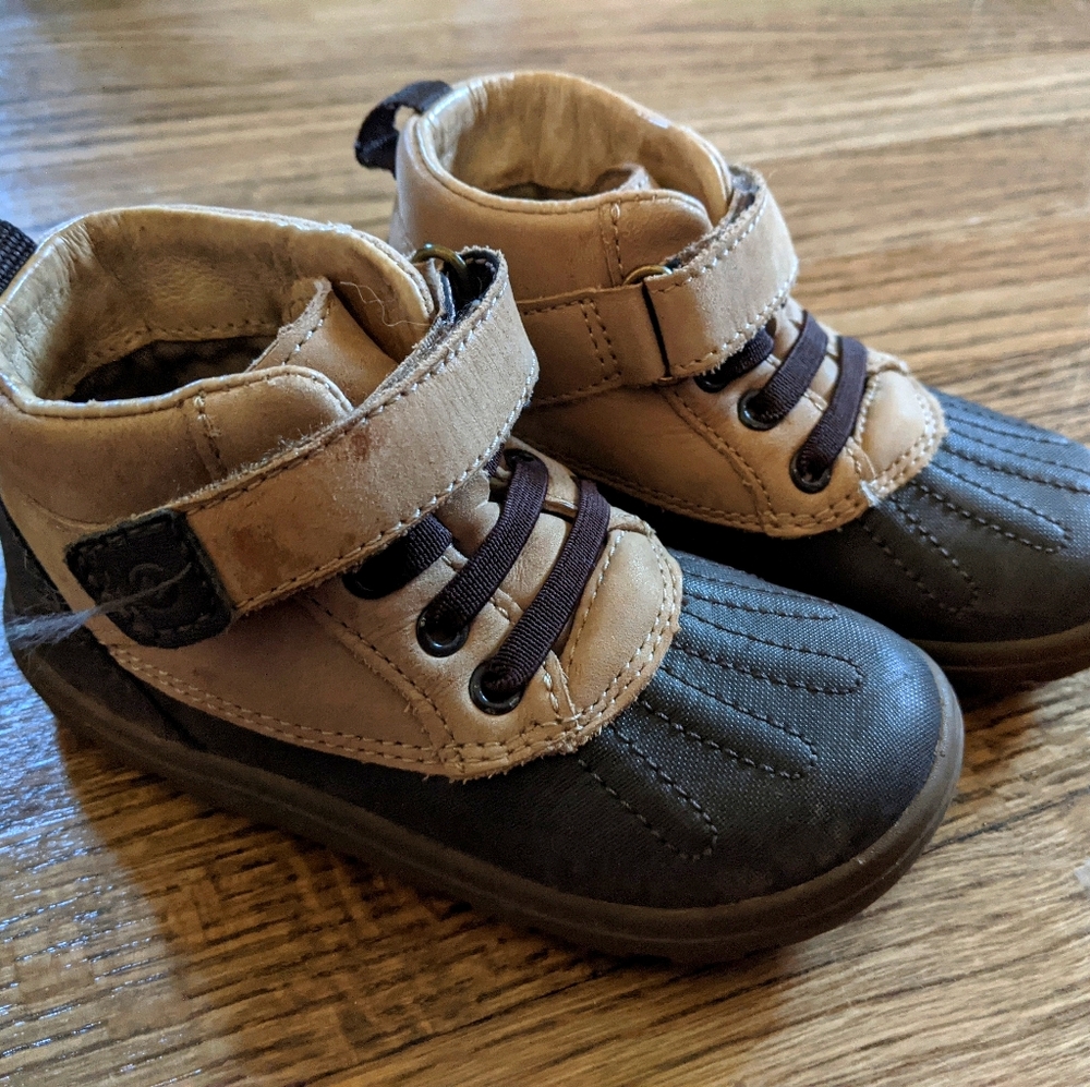 Stride Rite kids brown waterproof boots size 7 med